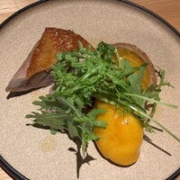 TOKi - 大和肉鶏のコンフィダートと柿のフライ