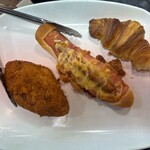 ソオカナ - 左から　ピロシキ（¥330）　ウインナーとベーコン（¥330）　クロワッサン（¥280）