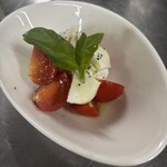 焼肉KAJIYA - フルーツトマトとブラータチーズのカプレーゼ