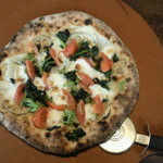 ランチセットのミニトマトと冬野菜のモッツァレラピッツア