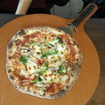 ランチセットの自家製ベーコンとぶらぼぅ野菜のピッツア