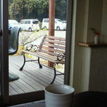 石窯キッチン＆カフェ ぶらぼぅ - 店内から駐車場の方を。