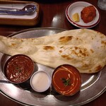 ガズル - ２種盛りカレーセット¥1380(税込)(ナン少し小さめ)(ダル(ノーマル)・マトン(辛口)選択)