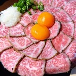 浪花焼肉 肉タレ屋 - 卵がふたつ　ご飯もお肉も卵も マシマシの特盛 にしました