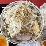 ラーメン もっけだの - 『朝食セット(ラーメンニンニク野菜マシマシ＆ライス普通)＋A賞特典』のラーメン