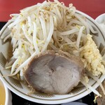 ラーメン もっけだの - 『朝食セット(ラーメンニンニク野菜マシマシ＆ライス普通)＋A賞特典』のラーメン