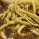 長岡食堂 - 麺は平麺、少し柔らかめ