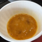 ラーメン もっけだの - 『朝食セット(ラーメンニンニク野菜マシマシ＆ライス普通)＋A賞特典』の生卵＋かえし