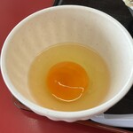 ラーメン もっけだの - 『朝食セット(ラーメンニンニク野菜マシマシ＆ライス普通)＋A賞特典』の生卵