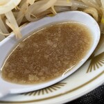 ラーメン もっけだの - 『朝食セット(ラーメンニンニク野菜マシマシ＆ライス普通)＋A賞特典』のスープ