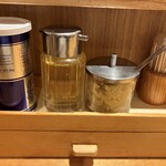 長岡食堂 - 味を変えられる調味料