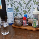 味よし - 卓上には､ソース・唐辛子､アジ塩､ふりかけ