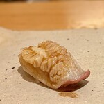 すしやのたい悟 - 北寄貝。シャキッとした歯応えと磯の香りのハーモニーがたまらない(ღ*ˇ ˇ*)｡o♡今日イチの一貫です❤️