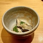 すしやのたい悟 - 三陸牡蠣。お出汁で炊かれた旨み凝縮の牡蠣。山椒と振り柚子の香りがエレガントです。