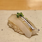 すしやのたい悟 - サヨリ。淡白ながら上品な旨みが楽しめるスタートに相応しい一貫です。