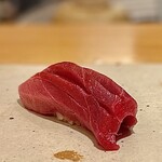 すしやのたい悟 - 本鮪赤身（大間）大間の本鮪は言わずもがなの美味しさ！酸味と甘味のコントラストが素晴らしい♪