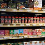 Mega Kebab 아이치 토우고우점 - 다양한 향신료가 저렴하게 준비되어 있습니다.