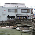 橋口屋 - お堀のそばのお店です