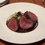ビストロ ヴィヴィエンヌ - エゾ鹿のロースト 実山椒香るソースポワプラード