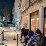 中華そば しば田 - 20時17分に到着して、9人並んでました。