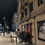 中華そば しば田 - あれ？ラストオーダー20時半近いのに並んでます。