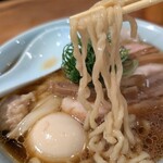 中華そば しば田 - 食感が良くて、スープをリフトします。