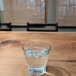 中華そば しば田 - お水はスタッフが持ってきてくれます。