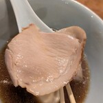 中華そば しば田 - 程よい脂身が混じります。