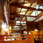 コメダ珈琲店 生駒店 - 席から天井を見上げて