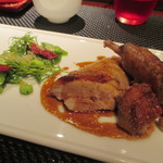 ラトリエ ドゥ ジョエル・ロブション - ロティサリーで香ばしく焼き上げた岩手県産ほろほろ鳥　サリエット風味のエチュベと共に