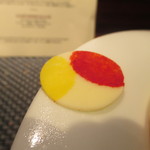 ラトリエ ドゥ ジョエル・ロブション - タヒチ産ヴァニラのパンナコッタ　アメリカンチェリーと赤い果実のソルベを添えて