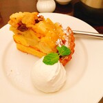 パルファン - りんごとさつまいもタルト　生クリーム添え