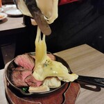 Cheese Meets Meat - 牛肉と季節野菜のグリル（ラクレットチーズかけ）