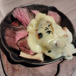 Cheese Meets Meat - 牛肉と季節野菜のグリル（ラクレットチーズかけた後）