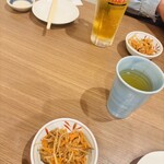 全席個室居酒屋 四季の詩 - ホットのお茶と、ビールと、突き出し