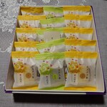 文明堂 - 料理写真:とりあえず、ネットで価格も調べてみた
貰いモンなんだけど、失礼？（笑）

●カステラ巻き　15個入　2,268円
（ハニー 10個・抹茶 5個）