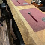 プラチナフィッシュ おもてなし Kakure - ゆとりのあるカウンター