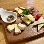 桜町食堂 Cave - 料理写真:チーズ3種盛