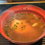 鮨旬美 西川 - 味噌汁：半熟たまご、伊勢海老、薬味葱。