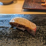 鮨旬美 西川 - 鰆：塩と酢で〆てから藁で燻してあります。