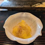 鮨旬美 西川 - お口直し：柿と巨峰の酢の物（檸檬酢）。