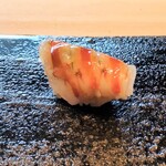 鮨旬美 西川 - 茶釜でレアーに火入れした "車海老"。