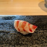 鮨旬美 西川 - 茶釜に沈めた後に茶釜の上で蒸らして ミディアムレアーに火入れした "車海老"。