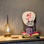 鮨旬美 西川 - 店内に鎮座する大きな "バカラの招き猫" 。