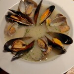 ピッツェリアバール LoRo - ムール貝とあさりの白ワイン蒸し