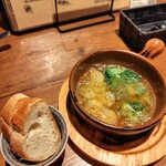 ピッツェリアバール LoRo - エビとブロッコリーのアヒージョ