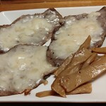 麺遊心 - ちょい飲みセットの焼きチャーシューとろけるチーズ乗せとメンマのごま油炒め