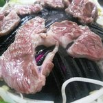 ふくろう亭 - ジンギスカンを焼く
