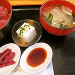 漁十八番 - お味噌汁、小鉢、お新香
