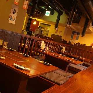 We have horigotatsu seats where you can relax and counter seats.